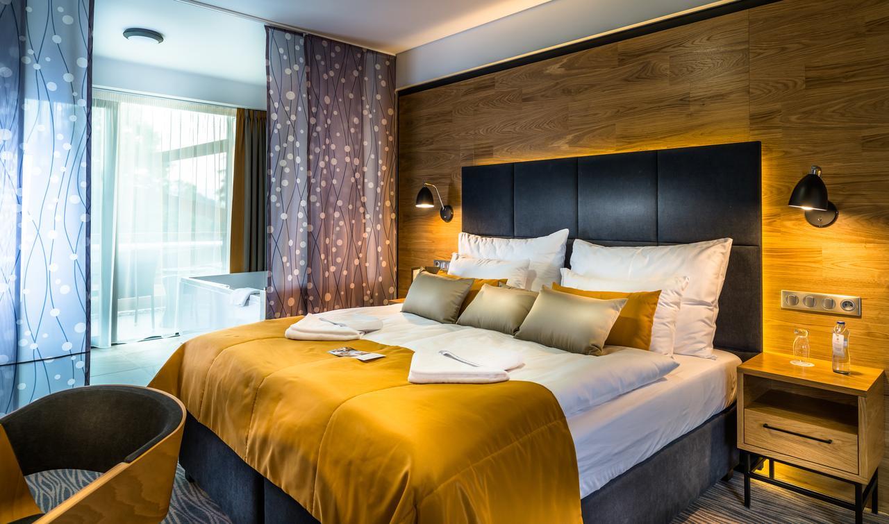 Hotel Galeria Thermal เบเชนยอวา ภายนอก รูปภาพ