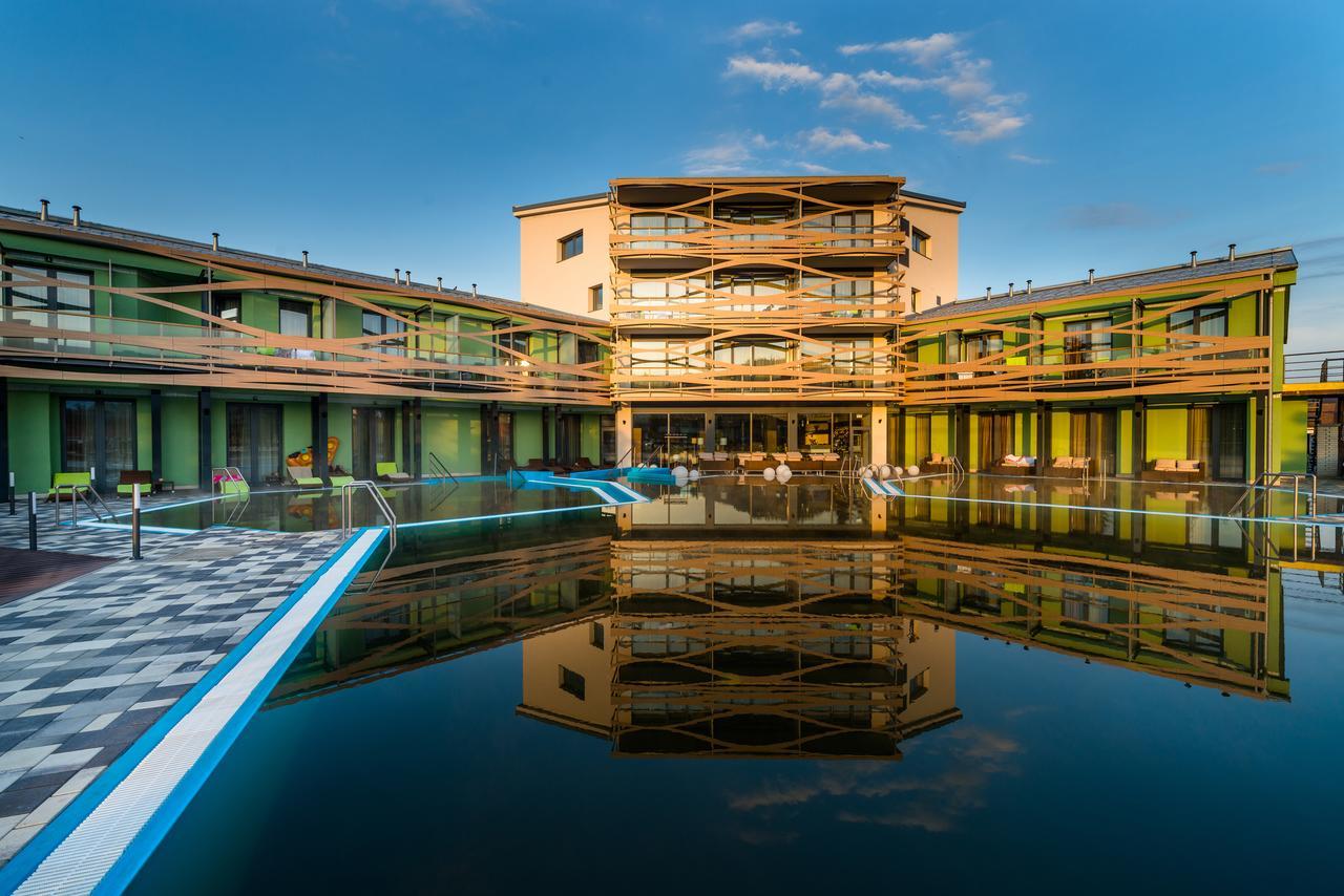 Hotel Galeria Thermal เบเชนยอวา ภายนอก รูปภาพ